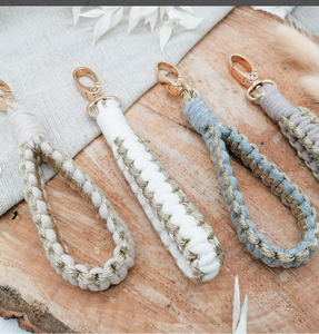 Llavero de macramé hecho a mano - Product Image 1