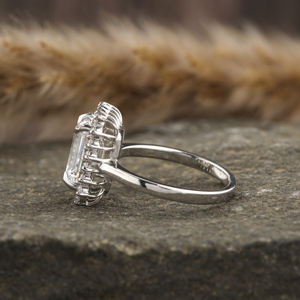 แหวนหมั้นเพชรสีเขียวมรกตสำหรับผู้หญิงแหวนหมั้น950หรูหราได้รับการรับรองจากแล็ปแหวนสไตล์คลัสเตอร์รัศมีหรูหราของขวัญสำหรับผู้หญิง - Product Image 1