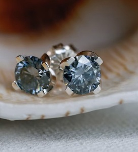 ต่างหูเพชรโมอิสสีเทาชุดทอง14K ลายมงกุฎที่ได้รับการรับรอง Gia ทรงกลม - Product Image 5