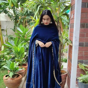 Séquence lourde de velours de viscose de vêtements de fête de créateur avec cordon de travail, haut et pantalon Dori avec bordure en dentelle à quatre côtés Dupatta - Product Image 1