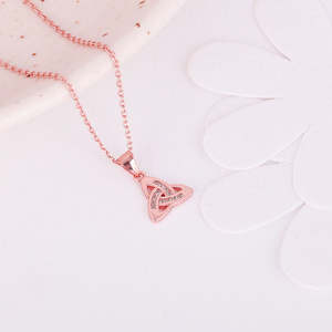 จี้เพชรสีโรสโกลด์พร้อมสายโซ่ที่ห่อหุ้มด้วยเครื่องรางแห่งความรัก - Product Image 2