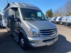 Autocaravana Usada en Excelentes Condiciones, L-e-i-s-u-r-e T-r-a-v-e-l Serenity 24CB del 2017, Lista para la Venta - Product Image 3