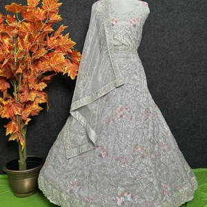 Élégant ensemble moderne brodé Lehenga Choli avec paillettes et Zari pour les fêtes de mariage d'hiver et d'été Réception de fiançailles - Product Image 1