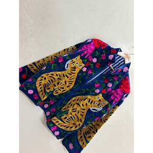 Chaqueta de terciopelo bordada Suzani - Azul índigo con detalles de caléndula para tigres, reversibles en gamuza y ribete de cuero satinado - Product Image 1