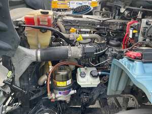 Camion plateau à deux essieux M2 112 de 2019 avec 410 CV, boîte de vitesses automatique à 10 rapports, fiable pour la construction et le transport commercial - Product Image 5