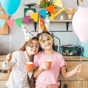 Lunettes de fête d'anniversaire sur le thème du cirque - Accessoires photo amusants en plastique pour les célébrations sur le thème des parcs d'attractions - Product Image 4