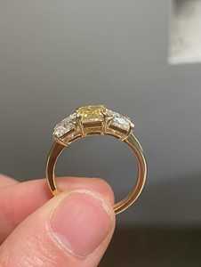 Bague à trois pierres en diamant jaune fantaisie de taille coussin, cultivé en laboratoire, certifiée IGI, bague de fiançailles - Product Image 6