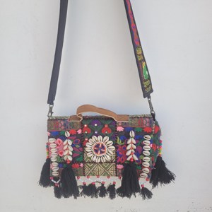 Sacs à bandoulière pour femmes en tissu de coton, style bohème vintage tribal Banjara, brodés à la main, avec fermeture éclair - Product Image 3