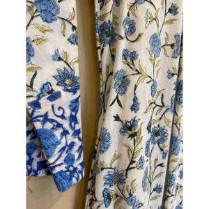 Vestido de Verano Azul con Estampado Floral para Oficina, Diseño Personalizado, Viscosa Transpirable, Elegante e Informal, Largo hasta la Rodilla, Sublimado - Product Image 4