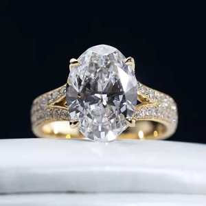 Anillo de compromiso de diamante de moissanita de corte ovalado con estilo de lujo en oro de 14K Joyería fina de boda clásica - Product Image 1