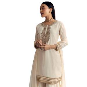 Conjunto Kurta Sharara de Seda Georgette con Bordado Zardosi Color Marfil, Sin Arrugas, para Bodas, Fiestas, Recepciones, Tradicional y Cultural - Product Image 5