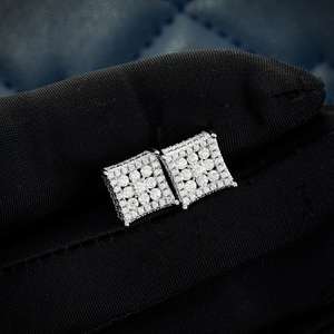 Pendientes de Oro Blanco con Moissanita de Corte Princesa de 9.88MM, Engaste Cuadrado con Pavé, 0.93ctw, Unisex - Product Image 3