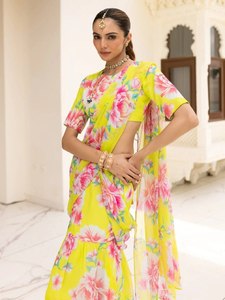 Eleve su aspecto festivo de ocasión de fiesta con este impresionante diseño moderno reversible de sari con volantes de Georgette de imitación listo para usar - Product Image 2