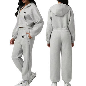 ชุดเสื้อฮู้ดครอปและกางเกงวอร์มผู้หญิงแบบกำหนดเอง ขายส่ง OEM แบรนด์ส่วนตัว ผู้ผลิตชุดวอร์ม ผู้จัดจำหน่ายในสหรัฐอเมริกาและสหราชอาณาจักร - Product Image 2