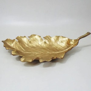 Plat en aluminium rustique élégant avec vaisselle classique au design de feuille pour la maison et la cuisine pour servir un plateau en métal de fruits - Product Image 3