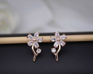 ต่างหูสแตนเลสทรงดอกไม้ดีไซน์เก๋พร้อมก้านประดับเพชรซิร์คอน (AD) แบบติดหู - Product Image 1