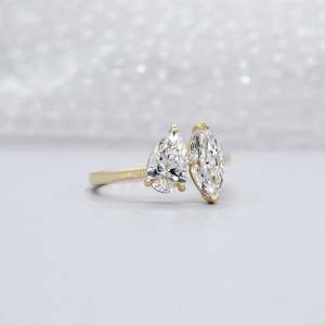 Bague de fiançailles en or jaune certifiée IGI avec deux pierres, diamant poire et diamant marquise pour votre jour spécial - Product Image 2