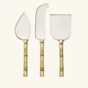 Ensemble de service à fromage en acier inoxydable avec poignée dorée, finition argentée, couteaux à fromage, épandeur à beurre, passe au lave-vaisselle - Product Image 1