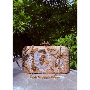 กระเป๋าคลัทช์ AZIZA FASHION DREAM ประดับลูกปัดลายดอกไม้สุดหรู พร้อมสายโซ่ กระเป๋าถือทำมือสำหรับงานกลางคืน ความจุสูงสุด 1 ลิตร บุด้วยโพลีเอสเตอร์ ปิดแบบฝาปิด - Product Image 1