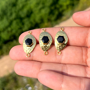 Bijoux minimalistes avec pendentif en pierre précieuse, forme hexagonale, onyx noir, connecteur plaqué or, texture martelée, métal, fabrication artisanale de bijoux - Product Image 4