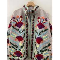 Veste matelassée florale en coton tricoté écologique, brodée à la main d'inspiration Suzani, gris pierre, col mandarin, manches longues, livraison rapide