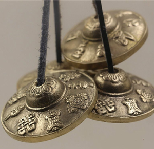 Platillos decorativos Tingsha con símbolos de chakra, campanas de meditación, herramientas de curación espiritual, disponibles a precios de mayorista. - Product Image 4