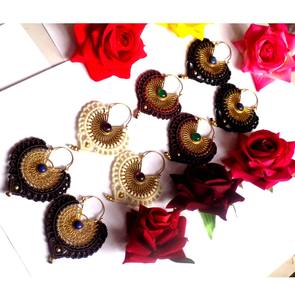 Pendientes de macramé hechos a mano, cuentas de latón chapadas en oro y aro colgante de perlas en diferentes colores de hilo para bodas, novedad - Product Image 4