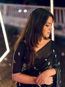 ผ้าซิ่นซาตินไหมสำหรับผู้หญิงระดับพรีเมียม พร้อมดีไซน์ลายสองเฉดสี ประดับด้วยงานปักดิ้นซารีและเลื่อมทั่วผืน - Product Image 5