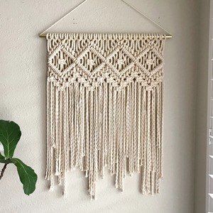 Tenture murale en macramé de style bohème Pièce d'art mural en macramé faite à la main Tenture murale élégante Produit décoratif au prix le plus bas - Product Image 2