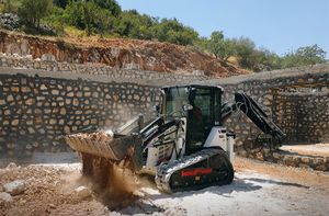 รถตักล้อยางขนาดเล็ก HMK 62T เครื่องยนต์ดีเซล สำหรับงานเกษตรและก่อสร้าง ใช้เครื่องยนต์ Kubota มาตรฐาน EPA สีดำ น้ำหนัก 3500 กก. - Product Image 2