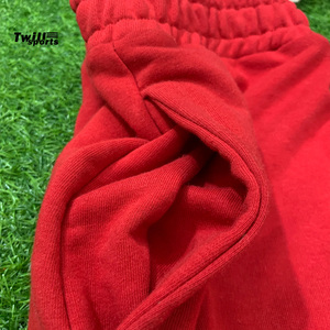 Pantalon de sport respirant TWILL-SPORTS pour hommes, couleur rouge, empiècements blancs, vêtements de sport décontractés, 100 % coton biologique, vente en gros - Product Image 5
