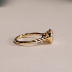 แหวนหมั้นเพชรทรงกลมแบบฝังขอบ  ความใส VVS ทองคำแท้ 18K เพชรเพาะเลี้ยงในห้องปฏิบัติการ ดีไซน์หรูหรา ปรับแต่งได้ในสีทองคำขาว ทองคำเหลือง และทองคำชมพู - Product Image 2