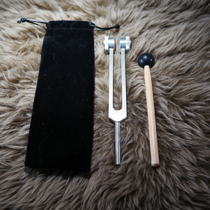 Diapasón de Sonido Curativo con Frecuencia de 136.1 Hz, con Mazo y Bolsa - Product Image 4