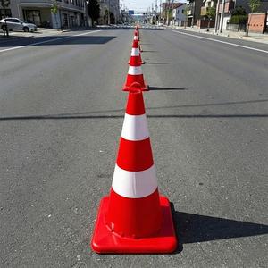 Cône de signalisation écologique 75 cm, blanc réfléchissant, barrière de sécurité routière, matériau PU léger pour la sécurité routière et la circulation - Product Image 1