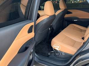 SUV Le-xus Usato Grigio, Veicolo Sportivo di Medie Dimensioni a 5 Porte, Stile Lussuoso per il Pendolarismo Urbano - Product Image 3