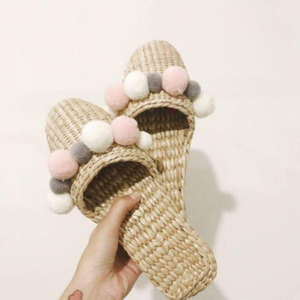 Casa suave de agua de Jacinto para zapatillas, calzado de estilo de Hotel interior hecho a mano para entornos de vida minimalistas eco-rústicos - Product Image 1