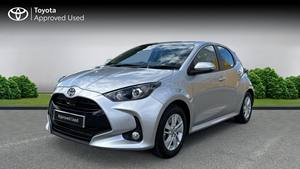 <span class=keywords><strong>Toyota</strong></span> <span class=keywords><strong>Yaris</strong></span> <span class=keywords><strong>1.5</strong></span> Híbrido <span class=keywords><strong>Active</strong></span> AT – Plateado, modelo 2022 con bajo kilometraje, excelente estado, vehículo de flota europea, disponible para exportación - Product Image 2