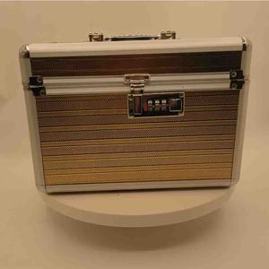 Très bon prix Trousse <span class=keywords><strong>de</strong></span> maquillage en métal avec serrure à code combiné en aluminium doré Vanité avec miroir et tiroir - Product Image 1