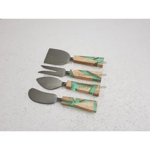 Ensemble de couteaux à fromage en acier inoxydable de haute qualité avec poignées en résine fabriquées à la main couverts pour cuisines - Product Image 4
