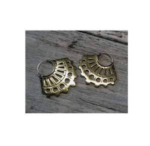 Pendientes de latón triangulares de nuevo aspecto, pendientes geométricos hechos a mano chapados en oro para fiesta, elegantes pendientes de joyería de latón - Product Image 2