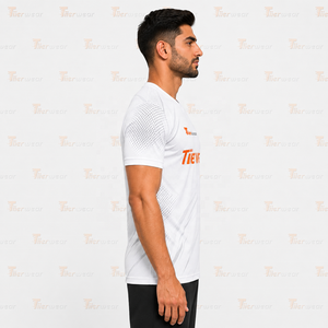 เสื้อฟุตบอลพรีเมียม คอวี สกรีนชื่อทีมได้ เป็นมิตรกับสิ่งแวดล้อม พิมพ์ลายแบบซับลิเมชั่น แห้งเร็ว น้ำหนักเบา ระบายอากาศดี ไร้ตะเข็บ - Product Image 3