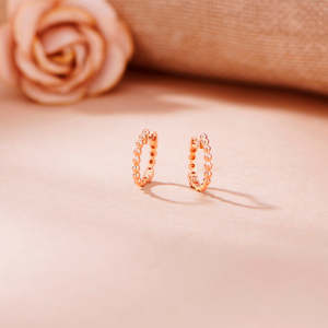 Pendientes de Aro y Tipo Huggie con Circonita Corte Princesa, Chapados en Oro de 18k y Rodio, Diseño Geométrico Moderno, Regalo Ideal - Product Image 1