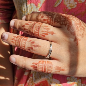 Bague fine en argent uni léger pour anniversaire de mariage ou idée cadeau de Noël - Product Image 1