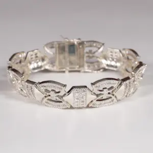 迷人的辉石圆形明亮和长棍面包切割14 kt白金钻石手链，适合独特图案风格的女性