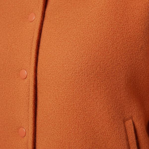 แจ็กเก็ตแฟชั่นสไตล์เบสบอลแบบลำลองสำหรับผู้หญิงแจ็กเก็ตทีมมหาวิทยาลัยขนแกะผลิตตามสั่ง - Product Image 4