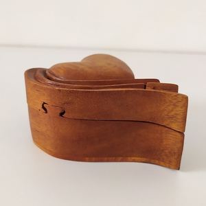 Boîte à bijoux en bois en forme de cœur faite à la main, écologique, pour bagues, colliers et petits accessoires - Product Image 4