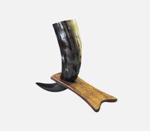 Authentique corne à boire viking en bois naturel artisanal avec un support de corne incurvé unique et une base en bois massif traditionnelle nordique - Product Image 1