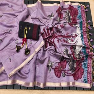 ผ้าส่าหรีผ้าฝ้ายมูก้าสำหรับผู้หญิง พร้อมลายทอแบบคลาสสิก ลายดอกบัวที่ขอบผ้า และลายปักดิ้นทองทั่วผืน - Product Image 1