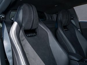 Lotus Emira 2025 Edición de Lanzamiento, Bajo Kilometraje, Caja de Cambios Automática, Volante a la Izquierda, Neumáticos R20, Estado Impecable - Product Image 6