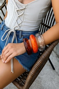 Bracelet en résine tendance, best-seller, cadeau pour femmes et filles, anniversaire ou anniversaire de mariage, disponible au meilleur prix - Product Image 2